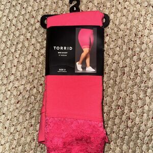 NEW Torrid 9 Inch Signature Waist Lace Inset Bike Short Pink Peacock Size 3